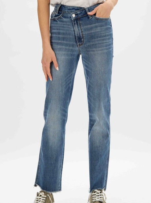 High Waist Criss-Cross WB Dad Jean Straight - Judy Blue Straight leg jean Criss Cross front High Waist FRONT RISE ( FRONT FLY PANEL): 9.75" FRONT RISE (BACK FLY PANEL): 11" INSEAM :31" 66%Cotton, 21% Poly, 11% Rayon, 2% Spandex Color: Blue