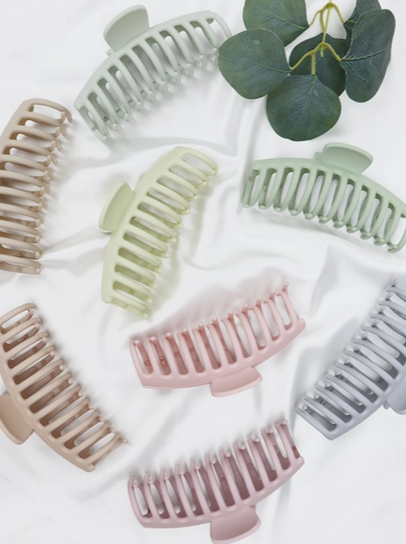Matte Large Round Comb Hair Claw Size: Size: 5 x 2.2 Inch Color: Multiple Our Matte Large Round Comb Hair Claws are designed to securely hold your hair in place with a comfortable and stylish finish. These claw clips come in a selection of stunning aesthetic colors, perfect for any look. Get the perfect hold for any hairstyle!