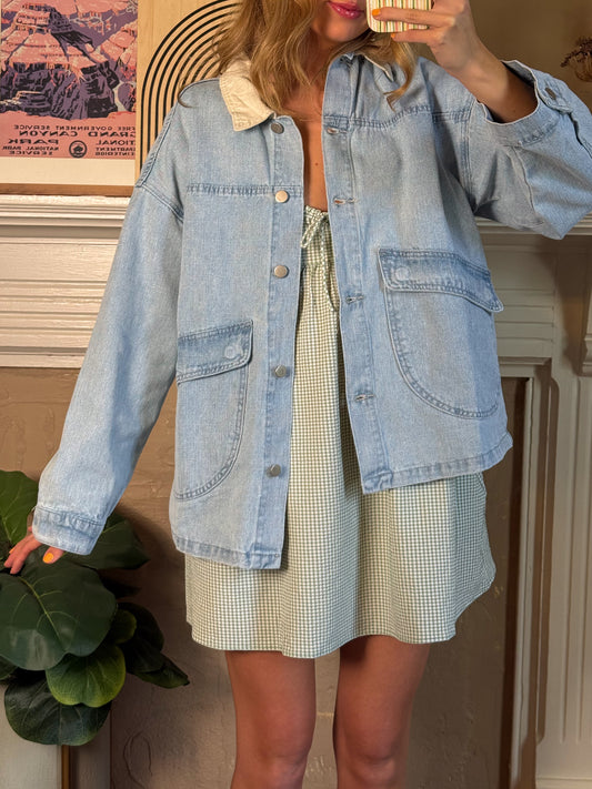 Contrast Collar Light Wash Denim Jacket